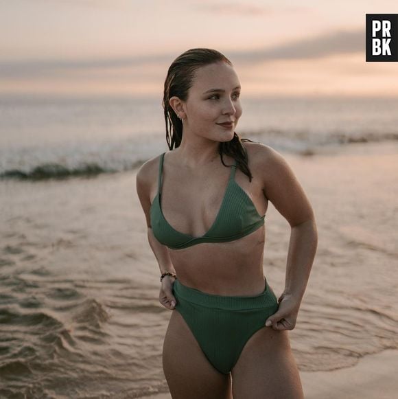 Larissa Manoela aposta em biquíni com top de triãngulo para fazer marquinhas