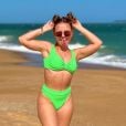 Larissa Manoela usa  conjuntinho da Aura Swimwear, uma de suas marcas preferidas. Top e hot pants à venda por R$ 209,00 