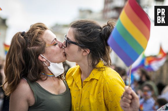 Em um namoro aberto, qual é a diferença de uma mulher ficar com homens ou outras mulheres?