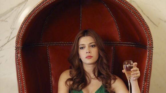 Em "Revenge", a atriz Elena Satine, que vive Louise Ellis, é promovida para o elenco fixo!