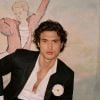 Charles Melton, de "Riverdale", fez clipe de Ariana Grande 