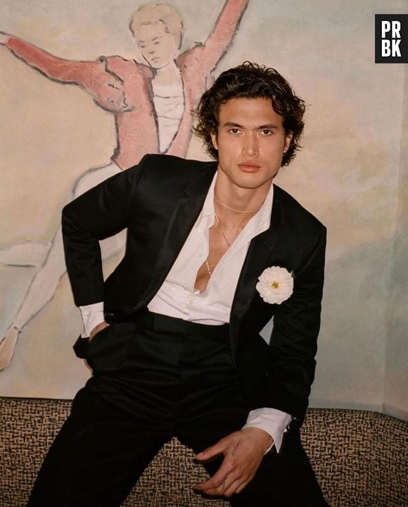 Charles Melton, de "Riverdale", fez clipe de Ariana Grande 