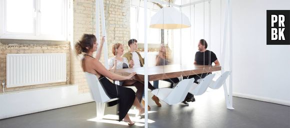 Já pensou em balançar enquanto come? Nesta mesa você pode!