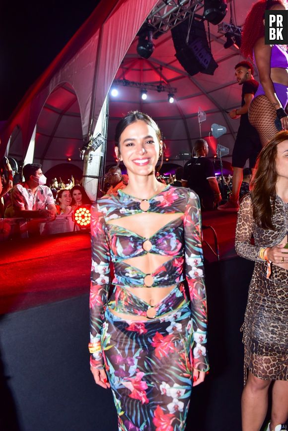 Anitta e Bruna Marquezine selam a paz: atriz esteve presente em show da poderosa