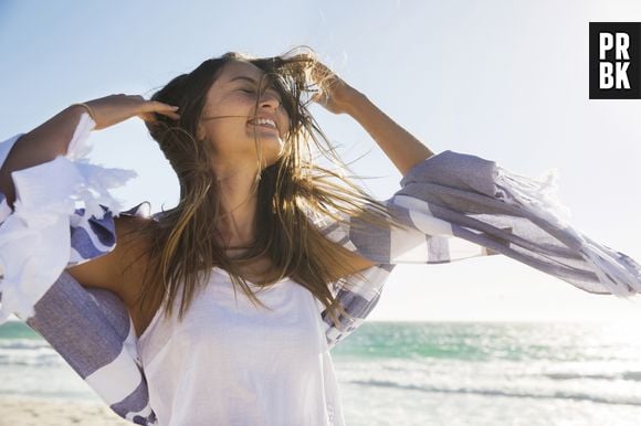 Evite usar chapinha e outras ferramentas quentes em seu cabelo no verão