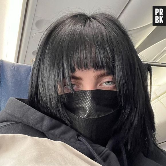 Billie Eilish mostrou o novo cabelo, todo preto, nesta quarta-feira (2)