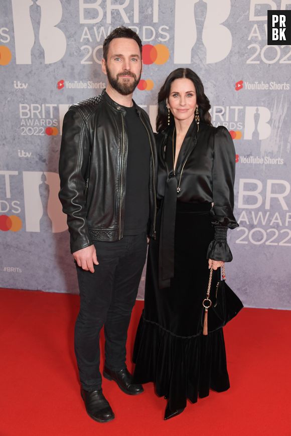 BRIT Awards 2022: Johnny McDaid, do Snow Patrol, e Courteney Cox, de "Friends", foram todos de preto