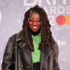 BRIT Awards 2022: Little Simz quebrou o preto do look com blusa verde