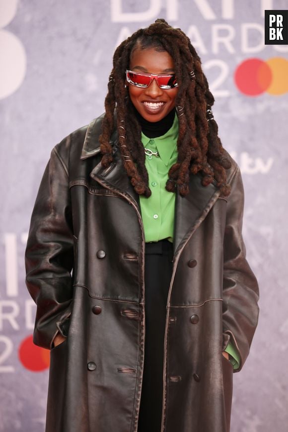 BRIT Awards 2022: Little Simz quebrou o preto do look com blusa verde