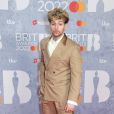 BRIT Awards 2022: Tom Grennan está com terno bege