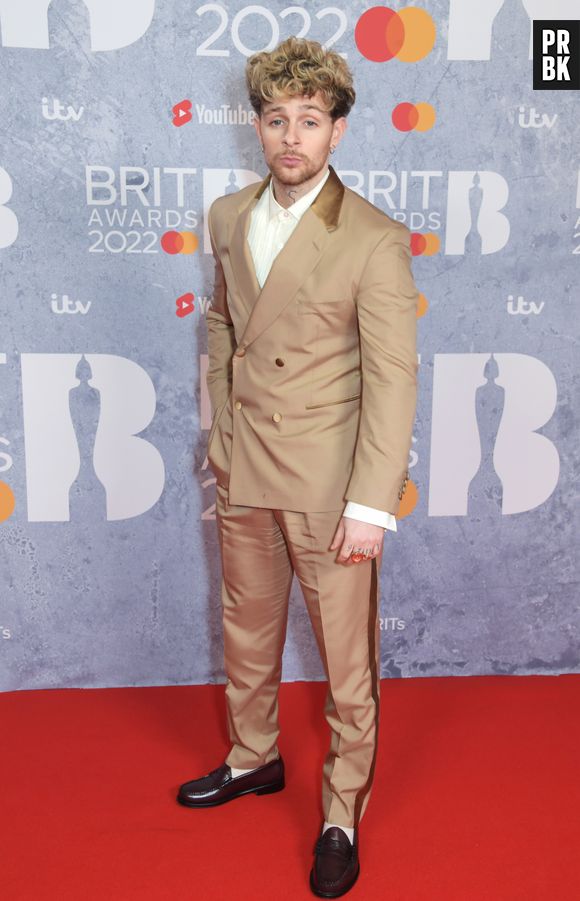 BRIT Awards 2022: Tom Grennan está com terno bege