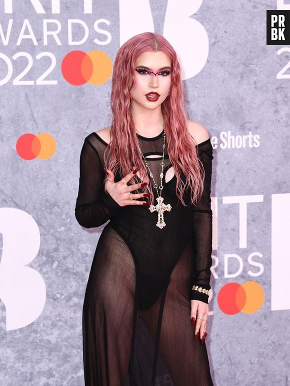 BRIT Awards 2022: Abby Roberts ousou no look gótico