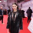BRIT Awards 2022: Lola Young arrasou com vestido transparente