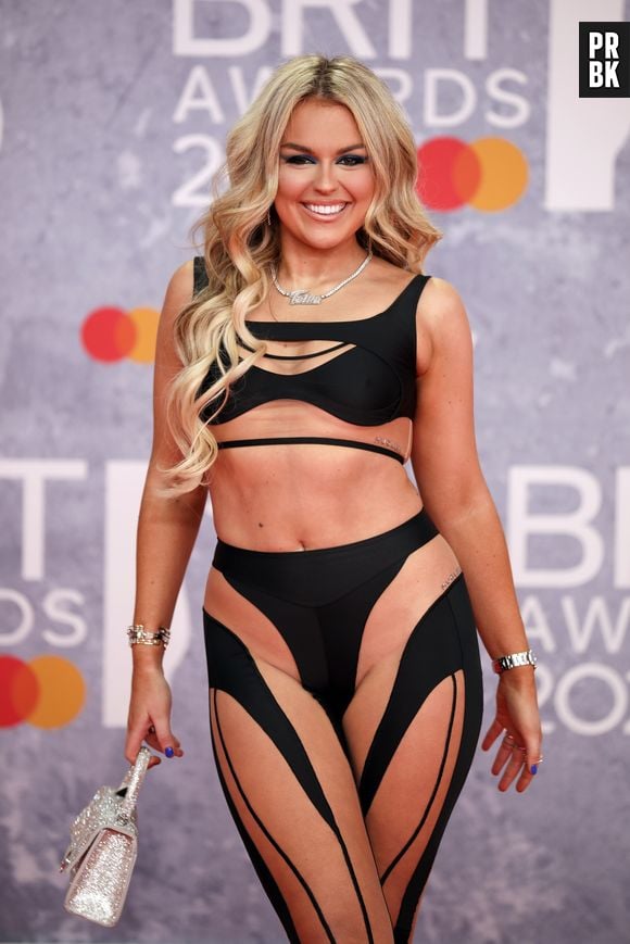 BRIT Awards 2022: mais fenda no tapete com Tallia Storm