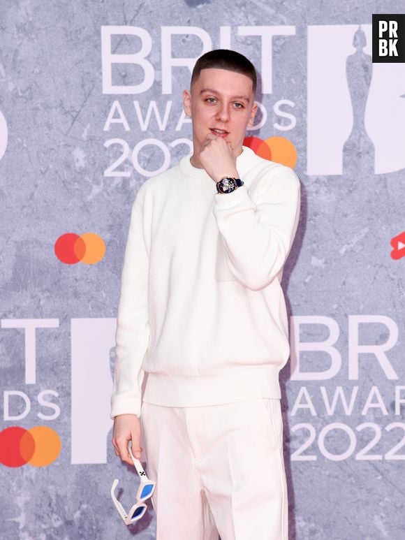 BRIT Awards 2022: Aitch foi com look casual, todo branco