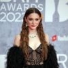 BRIT Awards 2022: plumas também marcaram o look de Holly Humberstone