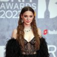BRIT Awards 2022: plumas também marcaram o look de  Holly Humberstone 