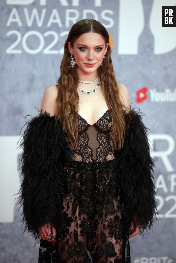 BRIT Awards 2022: plumas também marcaram o look de Holly Humberstone