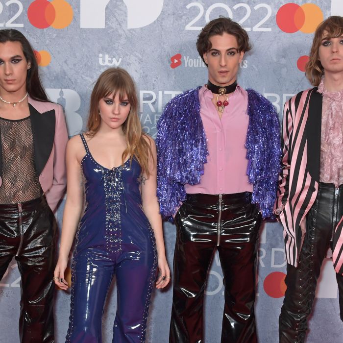 BRIT Awards 2022: Måneskin apostou em roxo e rosa