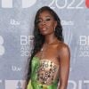 BRIT Awards 2022: AJ Odudu foi com look bem colorido 