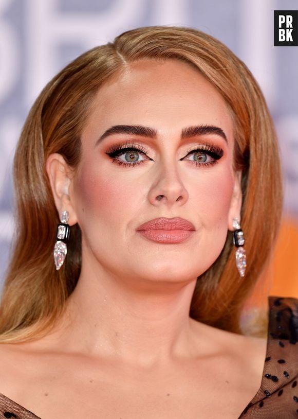 BRIT Awards 2022: Adele estava com maquiagem sóbria no tapete