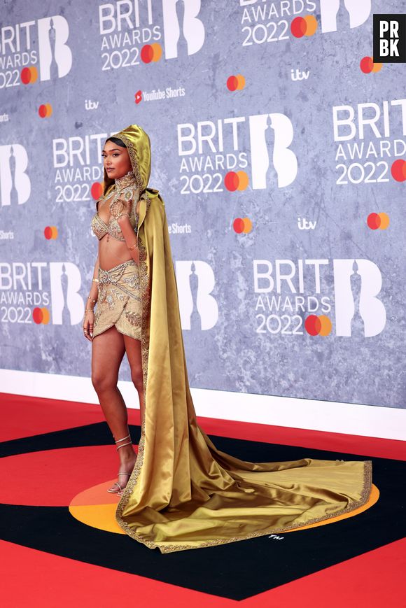 BRIT Awards 2022: dourado e prata são tendência