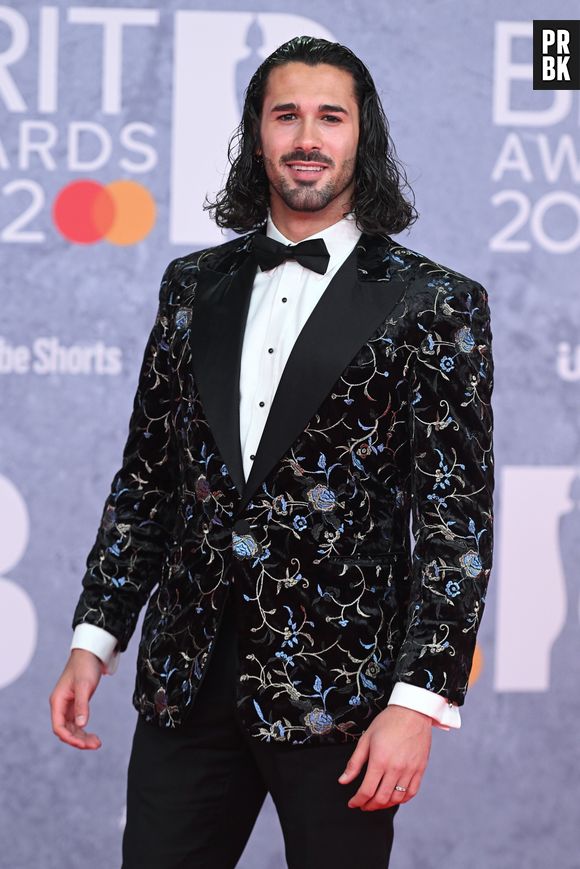 BRIT Awards 2022: terno estampado traz criatividade ao look