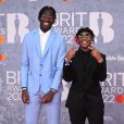 BRIT Awards 2022: tom violeta marcou presença no tapete