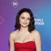 Joey King recorda bastidor de "Invocação do Mal": "Foi bem intenso. Algumas coisas estranhas aconteceram no set, além do filme ser assustador"