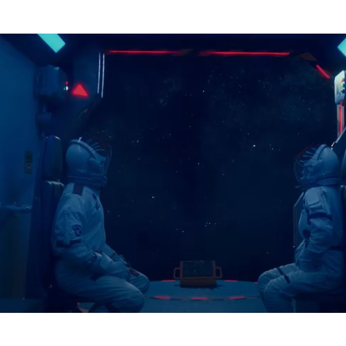 Em &quot;Moonshot&quot;, Sophie (Lana Condor) se inscreve em um programa espacial para reencontrar o seu namorado, e Walt (Cole Sprouse) embarca ilegalmente na nave para viajar até Marte
