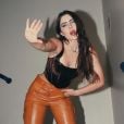 Jade Picon combina corset com calça de couro marrom em foto