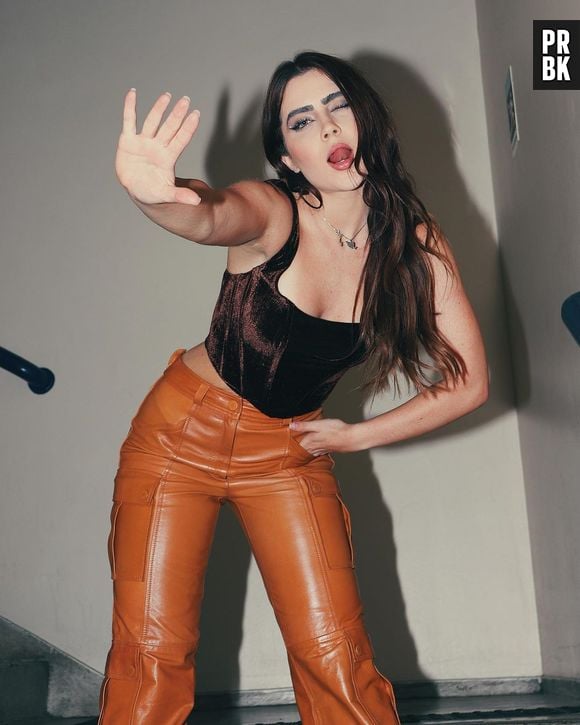 Jade Picon combina corset com calça de couro marrom em foto