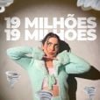 Jade Picon aposta em conjuntinho vintage felpudo para comemorar 19 milhões de seguidores no Instagram