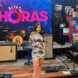 Jade Picon aposta em vestido com transparência e sandália de PVC para entrevista no "Altas Horas"
