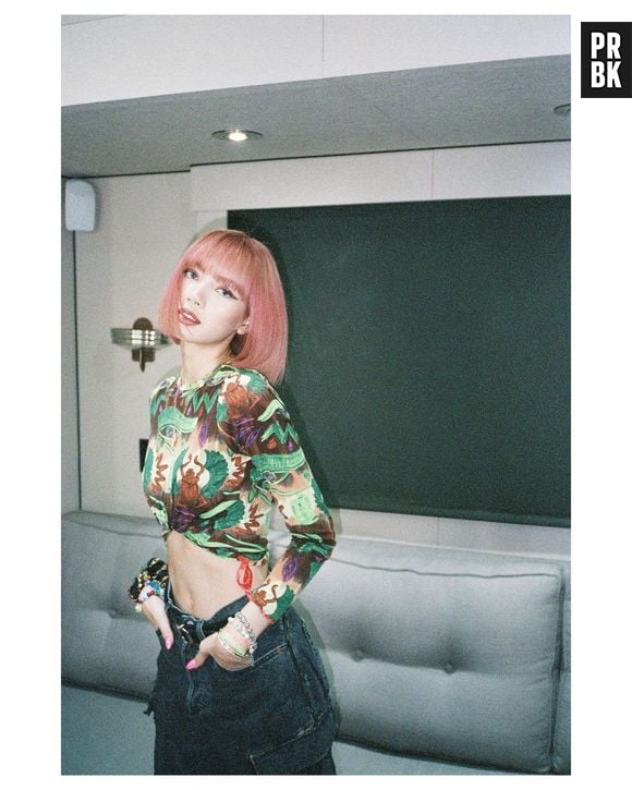 Cropped e cintura baixa, como esse look de Lisa, do BLACKPINK, é a cara do Lollapalooza