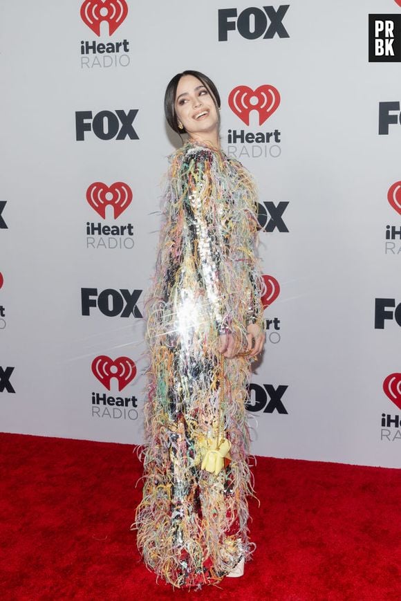 Sofia Carson de Valentino Resort 2022 pelo iHeartRadio Music Awards 2022