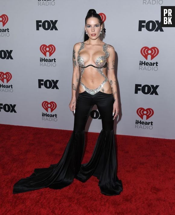 Halsey usando Andres Sarda e calçados Stuartweitzmanpelo iHeartRadio Music Awards 2022