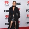 Willow Smith usou look total black com detalhes em couro pelo iHeartRadio Music Awards 2022