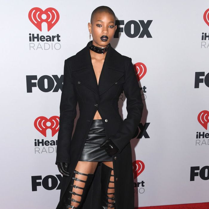 Willow Smith usou look total black com detalhes em couro pelo iHeartRadio Music Awards 2022