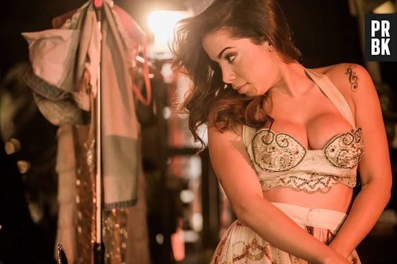 Anitta ficou um arraso com o look do clipe, não é mesmo?