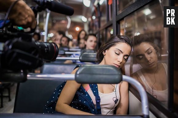 O clipe da Anitta não tem só glamour! A bela também pega o buzão no início da produção para chegar a gafieira.