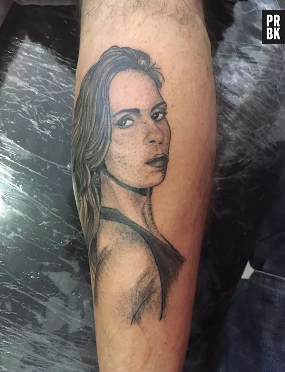 Fã tatua rosto de Ana Paula Renault