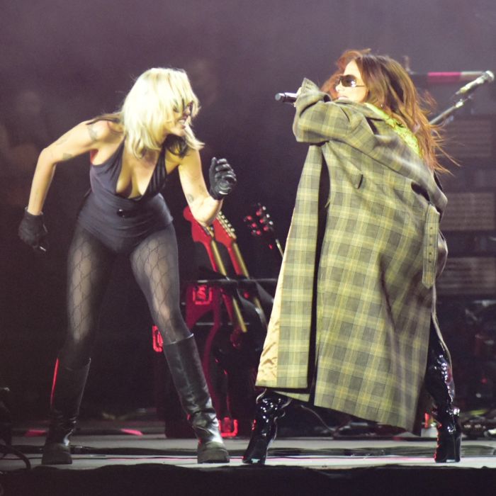 Anitta e Miley Cyrus ficaram amigas e as duas performaram juntas no Lollapalooza 2022, no Brasil