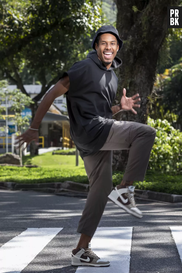 Paulo André, vice-campeão do "BBB22", foi com look básico e tênis esportivo