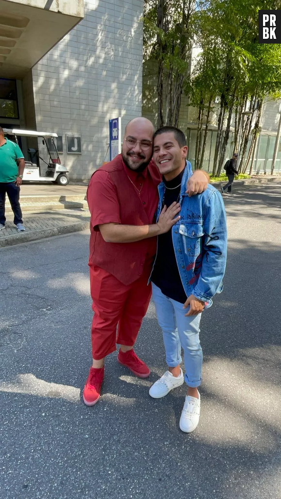 Tiago Abravanel, do "BBB22", marcou presença com look todo vermelho