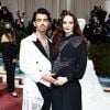 Met Gala 2022: Joe Jonas e Sophie Turner foram com looks mais góticos