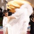 Met Gala 2022: Hailey Bieber apostou em look todo branco, com plumas