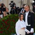 Met Gala 2022: Kourtney Kardashian e Travis Barker estavam com looks que se complementavam