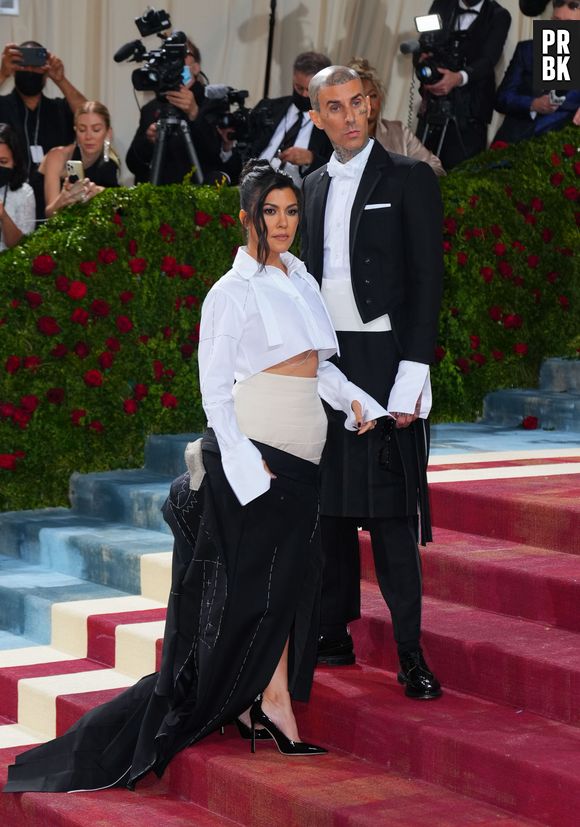 Met Gala 2022: Kourtney Kardashian e Travis Barker estavam com looks que se complementavam