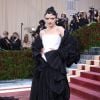 Met Gala 2022: Maisie Williams foi com look preto e branco